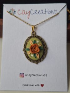 Floral pendant in Green Base